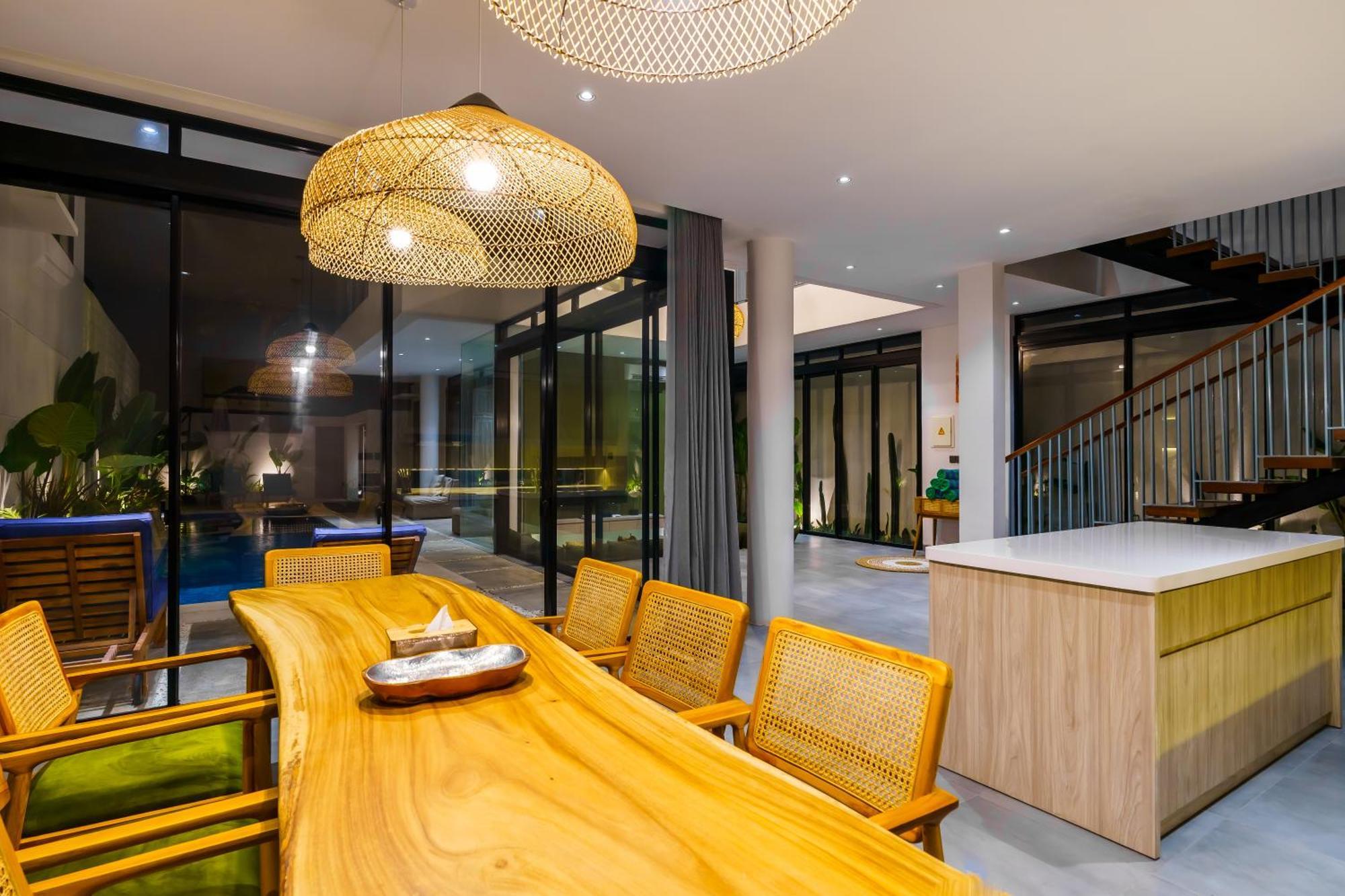 New 3 Bedroom With Rooftop * Seminyak (Bali)